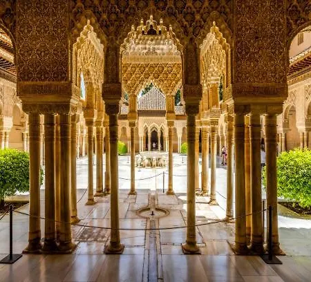 4 Balconies House, And Near The Alhambra *